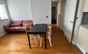 2-Bedroom Flat Walking Distance To Excel London - Perfect Location!